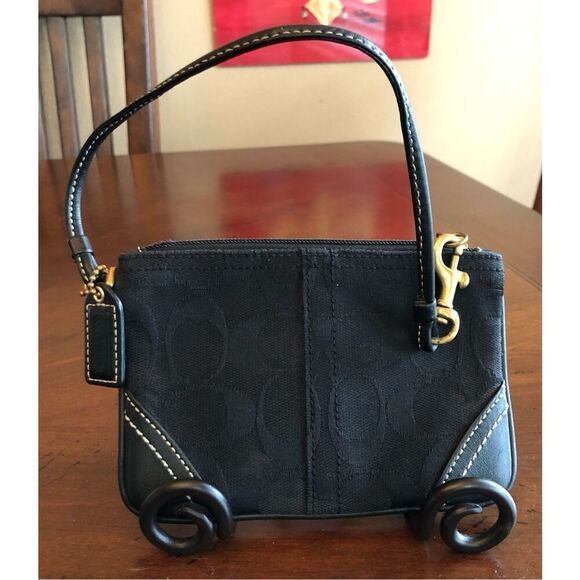 COACH - 🎉HP🎉 EUC Vintage Wristlet/Signature C Canvas w/Black Leather Trim. - Picture 3 of 13